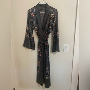 Victoria Secret silk Robe. Ankle length. Size SX/S . Excellent condition.